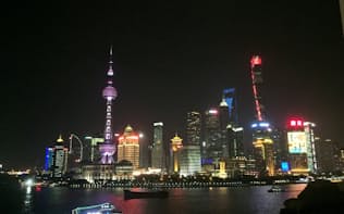 上海・浦東の高層ビル群をのぞむ。ここ25年ほどでつくられた景観だ