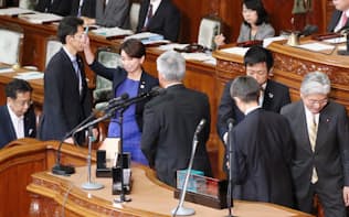 「共謀罪」法案の採決で、投票する民進党の法務委員ら（23日）