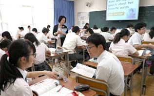 英語の授業中、生徒同士で会話する中学生（大阪市此花区の咲くやこの花中学校）