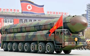 北朝鮮は軍備の拡張を加速している（平壌の軍事パレードに登場した新型ICBMとその発射用とみられる車両、4月15日）=共同