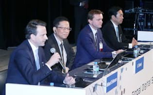 討論する（左から）エリクソン・ジャパンのマイケル・エリクソン社長、華為技術（ファーウェイ）プロダクト&ソリューショングループの李三琦CTO、SAPのハンス・タルバウアーシニアバイスプレジデント、シュナイダーエレクトリックの松崎耕介代表取締役（29日、東京都千代田区）