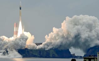 準天頂衛星みちびき2号機を載せ、打ち上げられるH2Aロケット34号機（1日午前9時17分、鹿児島県の種子島宇宙センター）