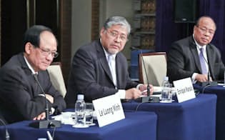 「ASEANの半世紀と次の50年」をテーマに討論する（左から）ASEAN事務局長のレ・ルオン・ミン氏、フィリピン外務次官のエンリケ・マナロ氏、ミャンマー国家安全保障顧問のタウン・トゥン氏（5日、東京都千代田区）