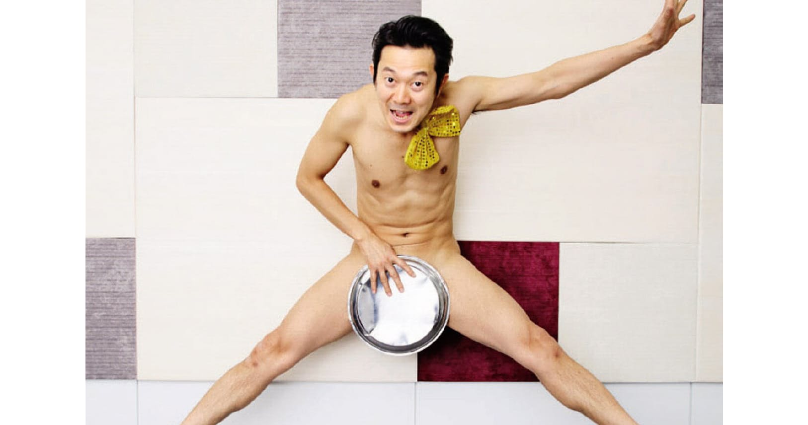 全裸芸人 アキラ100 お盆芸で 世界進出 の野望 Nikkei Style 全裸芸人 アキラ100 お盆芸で 世界進出 の野望 Nikkei Style