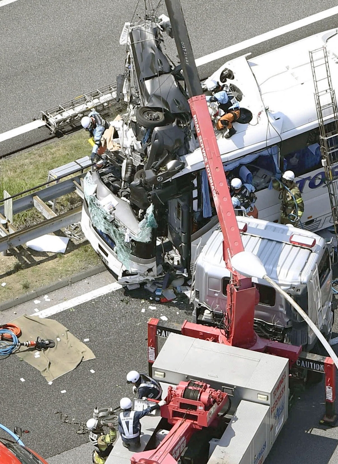 バスに車衝突 45人けが 運転の男性死亡 愛知の東名高速 日本経済新聞