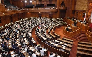 金田法相に対する問責決議案を否決した参院本会議=14日夜