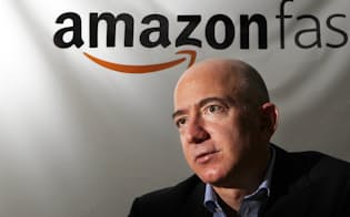 インタビューに答えるジェフ・ベゾス米アマゾン・ドット・コム最高経営責任者（CEO）（2012年4月13日、東京都目黒区)