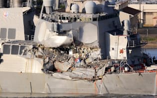 コンテナ船と衝突し損傷した米イージス艦「フィッツジェラルド」の右舷部分（17日午後、神奈川県横須賀市の横須賀港）