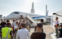 「パリ国際航空ショー」を前に、MRJの試験機の前で打ち合わせをする三菱航空機の担当者ら（18日、パリ近郊のルブルジェ空港）=共同
