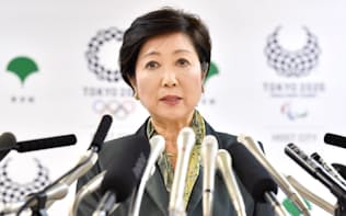 記者会見する小池都知事(20日午後、都庁)