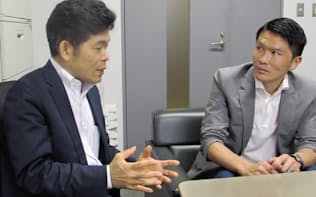 柳川教授（左）と「学び」について語り合った