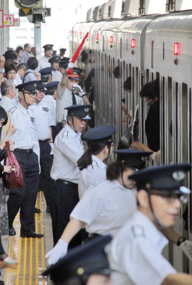 五輪警備 女性の担い手が不足 愛称や新制服の奇策も Nikkei Style 五輪警備 女性の担い手が不足 愛称や新制服の奇策も Nikkei Style