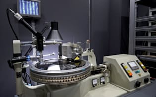 ソニーはレコードの溝を掘る機械を2月に収録スタジオに設置。その場で録音した音源でマスター（原盤）を制作することができる