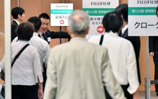富士フイルムホールディングスの株主総会に向かう株主（29日午前、東京都港区）