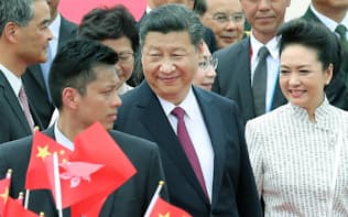 香港国際空港に到着した中国の習近平国家主席(中)（29日、香港）=小川望撮影