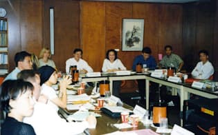 アジア危機について議論する環太平洋地域の若手エコノミストら(1999年9月、ホノルル）
