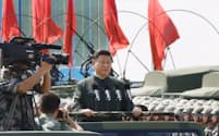 中国人民解放軍の駐香港部隊を閲兵する中国の習近平国家主席（30日、香港）=小川望撮影