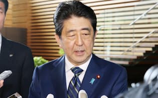 東京都議選の結果について、記者の質問に答える安倍首相（3日午前、首相官邸）
