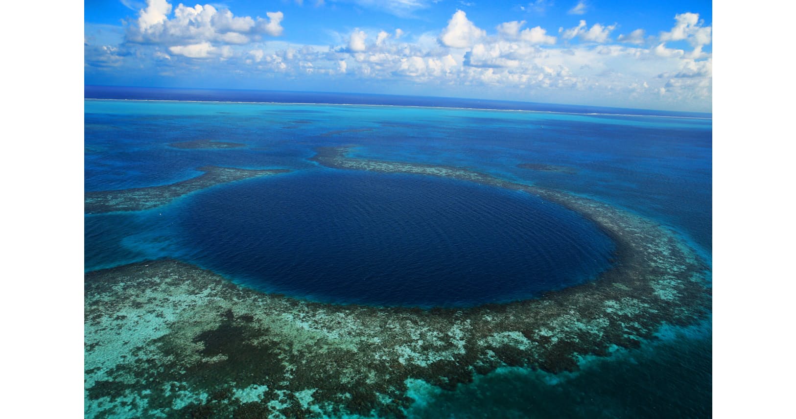 カリブ海にぽっかり 青い穴 中米ベリーズ神秘の旅 Nikkei Style カリブ海にぽっかり 青い穴 中米ベリーズ神秘の旅 Nikkei Style
