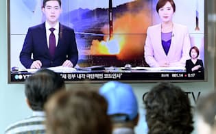 4日、ソウル駅で北朝鮮による弾道ミサイル発射を伝えるニュースを見る市民=共同