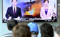 4日、ソウル駅で北朝鮮による弾道ミサイル発射を伝えるニュースを見る市民=共同