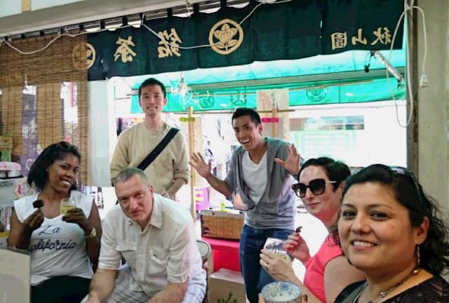 ゲストの外国人を案内するノットワールドの河野有取締役（右から3人目）