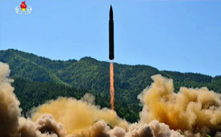 朝鮮中央テレビが放映したICBM「火星14」発射実験の写真(4日)=共同 朝鮮中央テレビが放映したICBM「火星14」発射実験の写真(4日)=共同