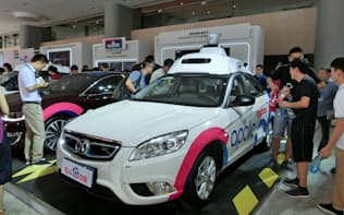 百度と北京汽車集団が展示した自動運転開発の実験車両（5日、北京）