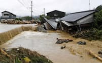 川からあふれた水が流れ込み壊れた住宅=6日午前10時48分、福岡県朝倉市