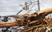 電線の復旧工事が進む（8日午前、福岡県朝倉市）