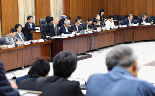 改憲の議論は首相が主導し衆院憲法審査会の存在はかすみがち(5月の会合)=共同 改憲の議論は首相が主導し衆院憲法審査会の存在はかすみがち(5月の会合)=共同