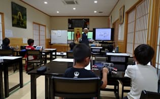 光明寺（静岡・裾野）にはプログラミングを学びに小学生が集まる
