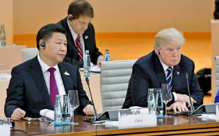 G20首脳会合に臨む中国の習近平国家主席(左)とトランプ米大統領(7日、ドイツ・ハンブルク)=共同 G20首脳会合に臨む中国の習近平国家主席(左)とトランプ米大統領(7日、ドイツ・ハンブルク)=共同