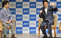 日本青年会議所会頭の青木照護氏（左）と対談する安倍首相（23日、横浜市）=共同