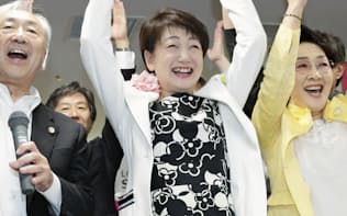 23日、仙台市長選で当選を決め市内の事務所で万歳する郡和子氏（中央）=共同