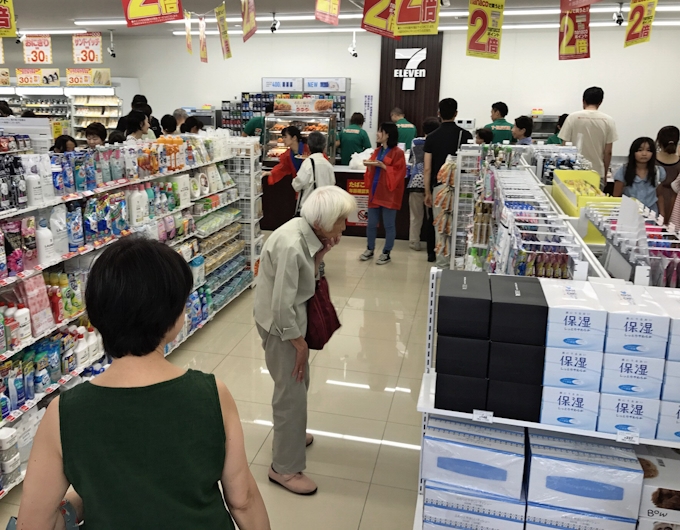セブン ゆったりコンビニ3割広く 郊外向け新型店 日本経済新聞