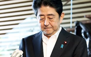 稲田防衛相から辞表を受けたことを明らかにする安倍首相(7月28日午前、首相官邸)