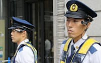 ウエアラブルカメラを装着して警備に当たる機動隊員=2016年10月、東京都中央区