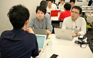 大阪市の育成事業の面談会に集まった経営者や投資関係者ら（7月）