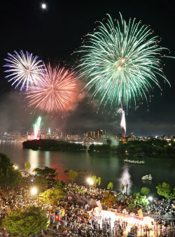 福岡の夜空に6000発の大輪 大濠公園で花火大会 日本経済新聞