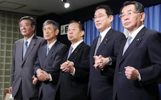 自民党の新役員が決まり、手をつなぐ(右から)塩谷選対委員長、岸田政調会長、二階幹事長、高村副総裁、竹下総務会長(3日午前、自民党本部)