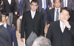 外相に就いた河野太郎氏(中)ら=3日、首相官邸