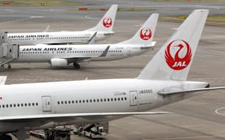 日本航空は異例の上方修正をしたが…（羽田空港に駐機する日本航空の機体）