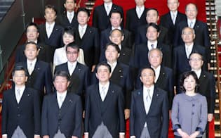初閣議を終え、記念写真に納まる安倍内閣の閣僚ら(3日午後、首相官邸)