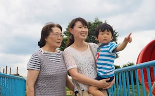 青森市の今有紀さん(中)は休日に次男、実母と公園へ。「子どもの遊び場が多いのも青森の魅力」