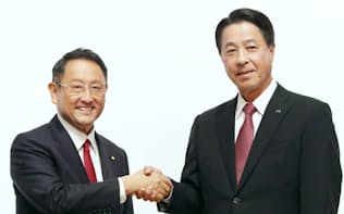 資本提携発表の記者会見で握手するトヨタ自動車の豊田社長（左）とマツダの小飼社長（4日午後、東京都中央区）