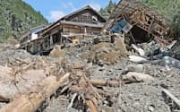 流木や倒壊家屋が残る乙石集落（2日、福岡県朝倉市）