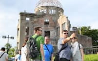 8月、広島・原爆ドームを訪れた外国人観光客