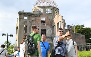 8月、広島・原爆ドームを訪れた外国人観光客