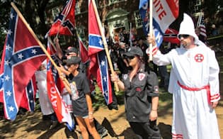 南軍旗などを手にしたLWKのメンバー（バージニア州シャーロッツビル）